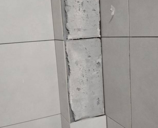 镇远瓷砖空鼓维修公司分享下瓷砖施工前基层浇水润湿程度不足，可能导致以下问题