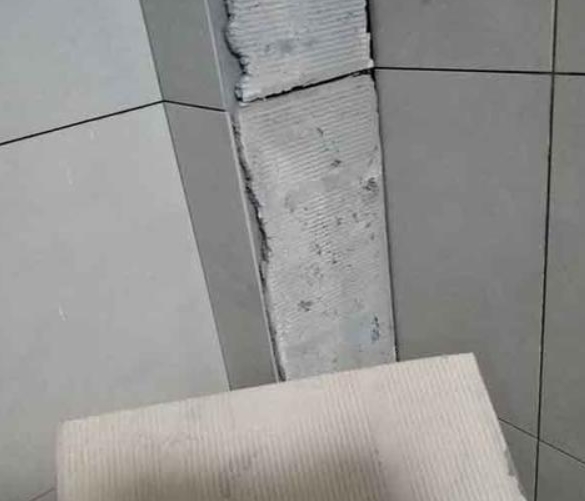 镇远瓷砖空鼓维修公司分享下厨房瓷砖脱落的补救措施。